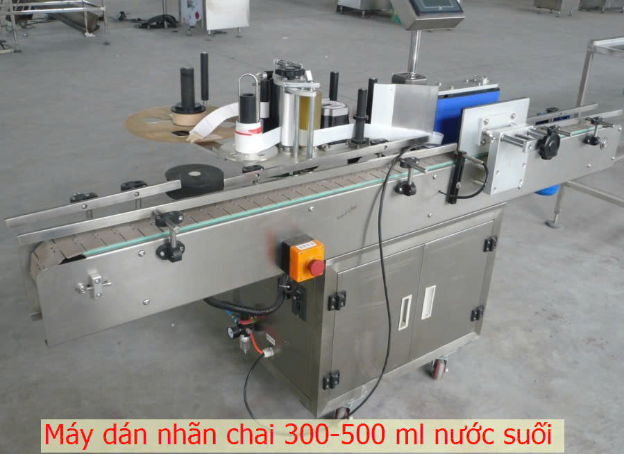 Máy dán nhãn chai nước: Hoàn thiện sản phẩm chuyên nghiệp